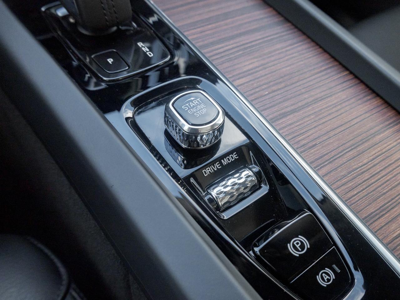 2021 Volvo XC60 Plug-In Hybrid Recharge T8 eAWD  LOW MILEAGE  VOLVO CPO Photo