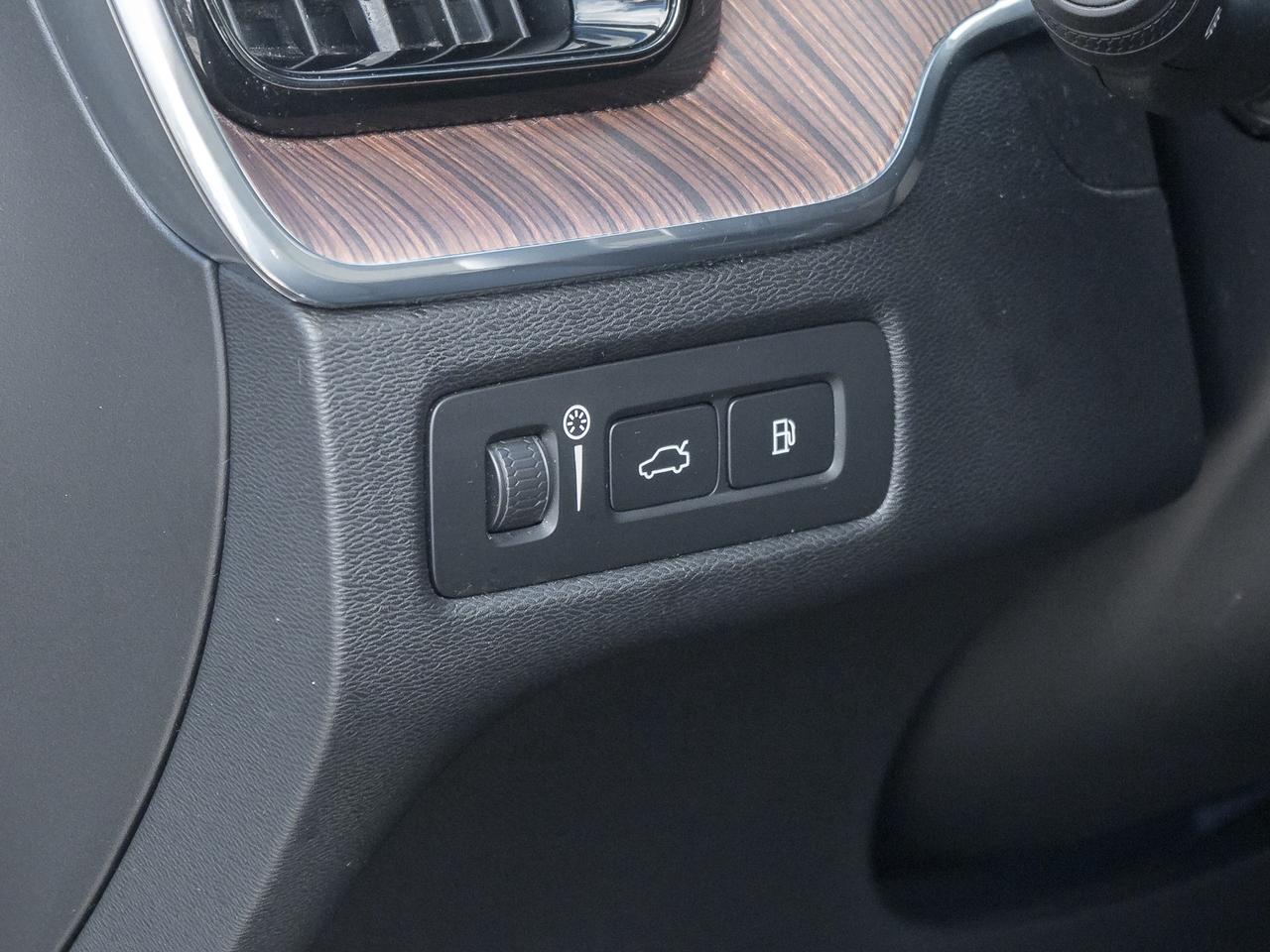 2021 Volvo XC60 Plug-In Hybrid Recharge T8 eAWD  LOW MILEAGE  VOLVO CPO Photo