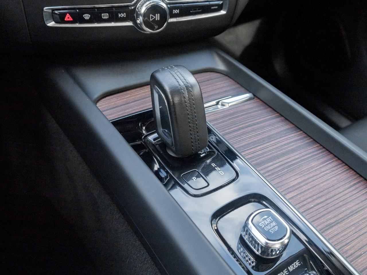 2021 Volvo XC60 Plug-In Hybrid Recharge T8 eAWD  LOW MILEAGE  VOLVO CPO Photo