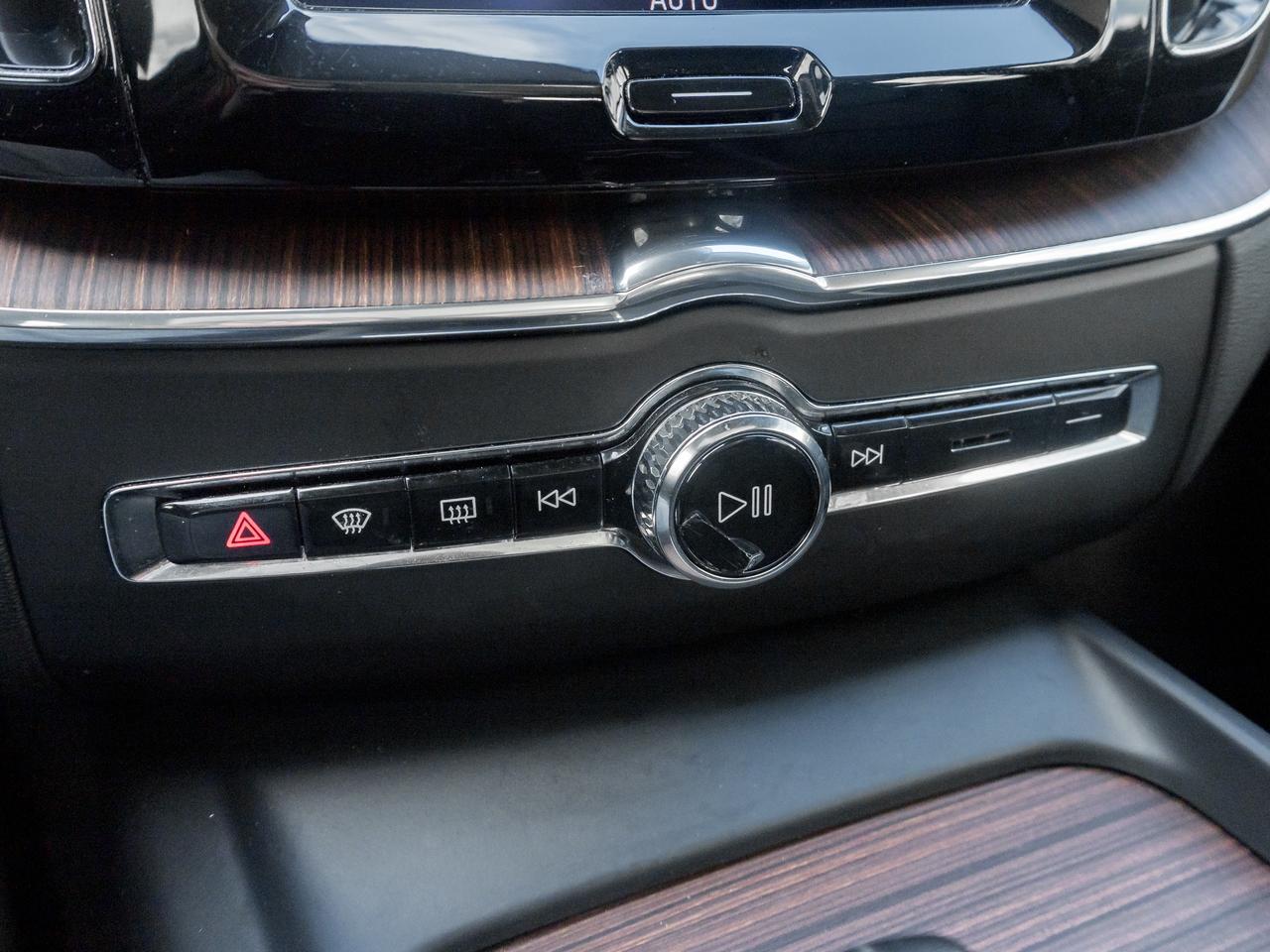 2021 Volvo XC60 Plug-In Hybrid Recharge T8 eAWD  LOW MILEAGE  VOLVO CPO Photo