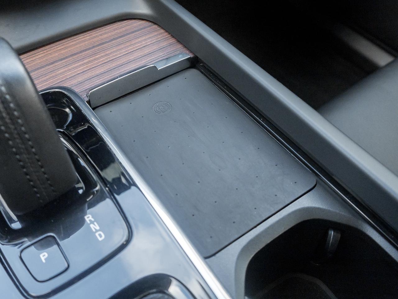 2021 Volvo XC60 Plug-In Hybrid Recharge T8 eAWD  LOW MILEAGE  VOLVO CPO Photo