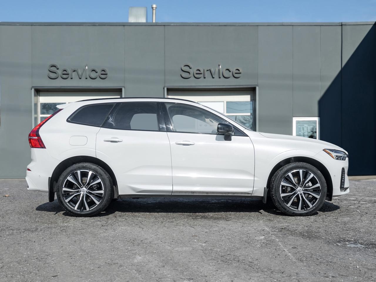 2025 Volvo XC60 B5 AWD PLUS  HARMAN KARDON  20" ALLOY WHEELS  CPO Photo4