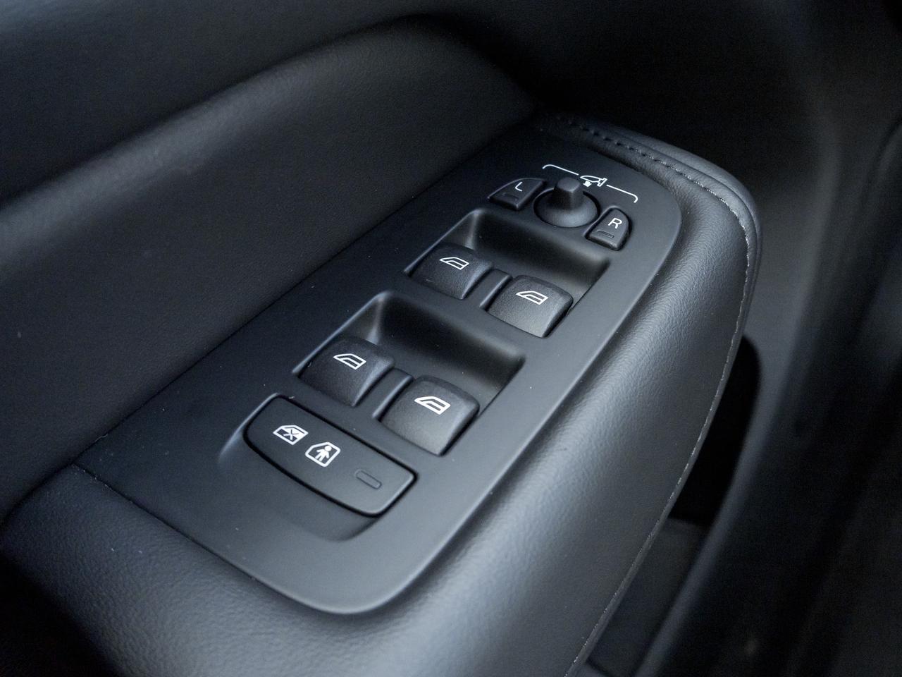 2025 Volvo XC60 B5 AWD PLUS  HARMAN KARDON  20" ALLOY WHEELS  CPO Photo