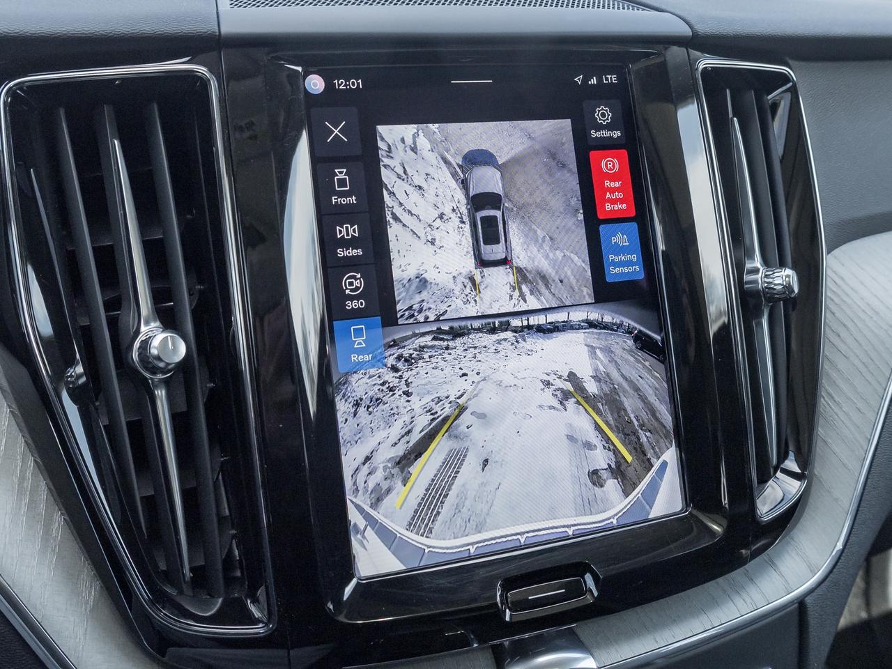 2025 Volvo XC60 B5 AWD PLUS  HARMAN KARDON  20" ALLOY WHEELS  CPO Photo