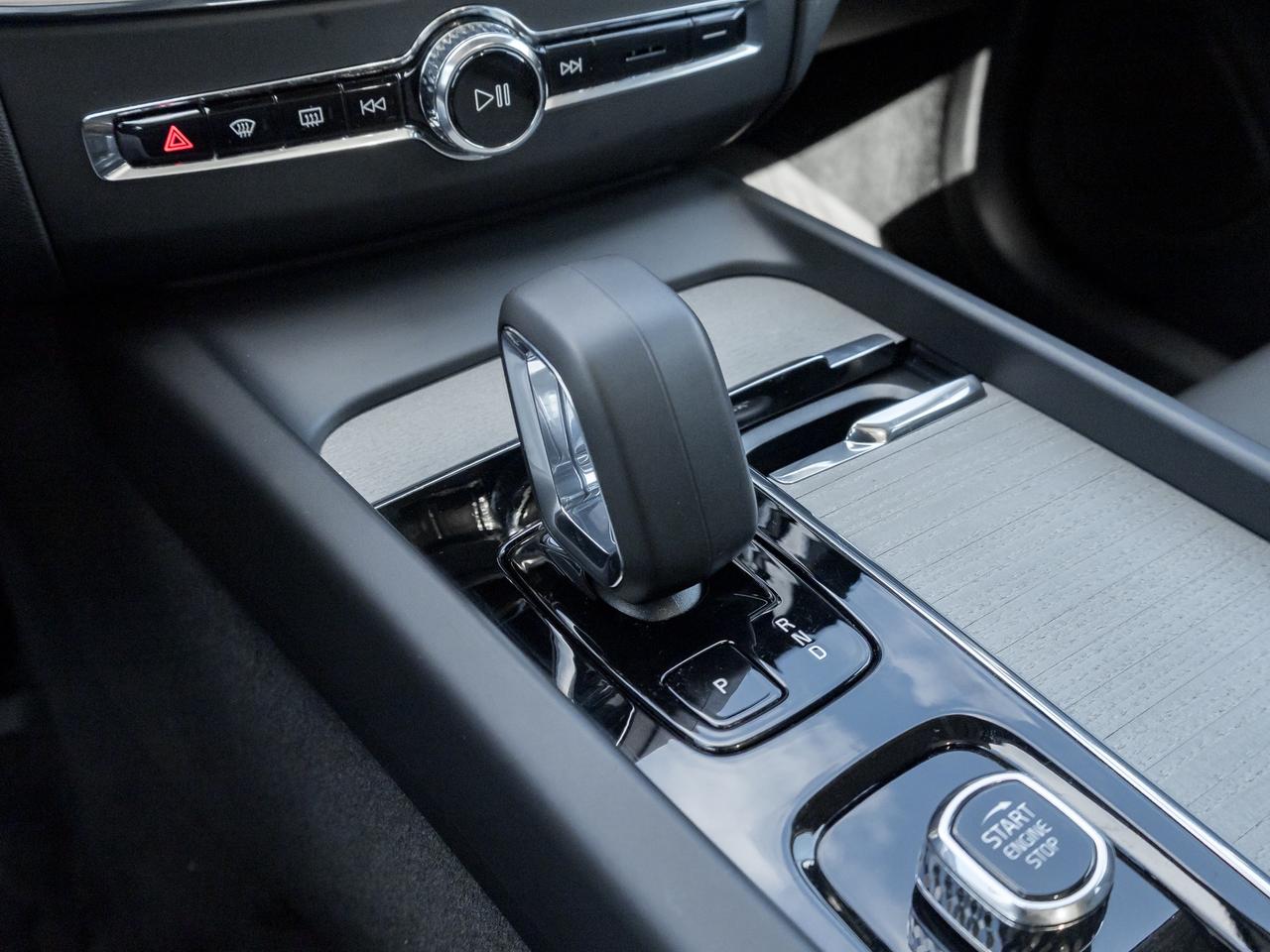 2025 Volvo XC60 B5 AWD PLUS  HARMAN KARDON  20" ALLOY WHEELS  CPO Photo