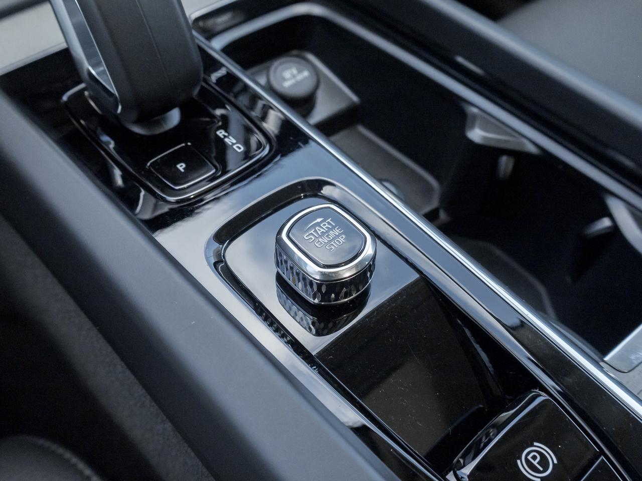 2025 Volvo XC60 B5 AWD PLUS  HARMAN KARDON  20" ALLOY WHEELS  CPO Photo