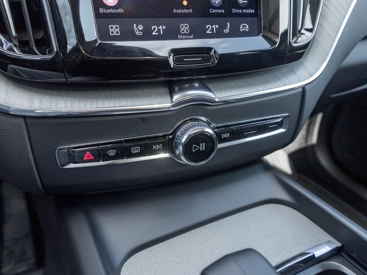 2025 Volvo XC60 B5 AWD PLUS  HARMAN KARDON  20" ALLOY WHEELS  CPO Photo