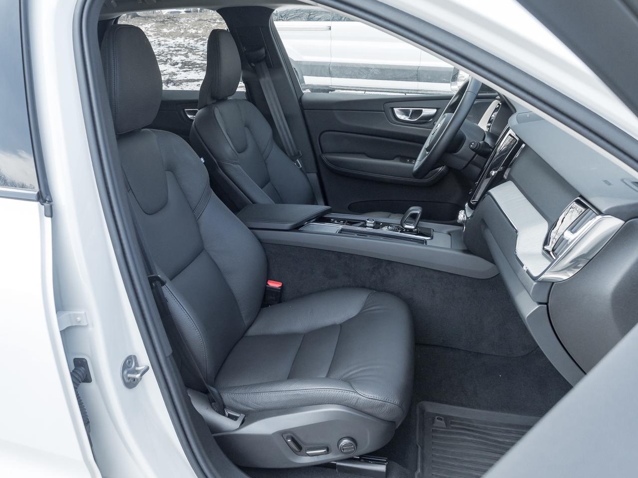 2025 Volvo XC60 B5 AWD PLUS  HARMAN KARDON  20" ALLOY WHEELS  CPO Photo