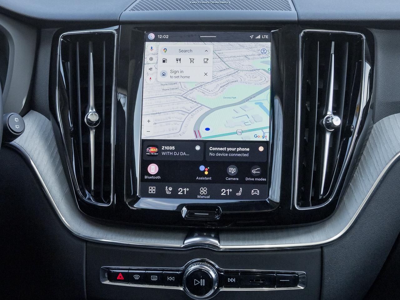 2025 Volvo XC60 B5 AWD PLUS  HARMAN KARDON  20" ALLOY WHEELS  CPO Photo