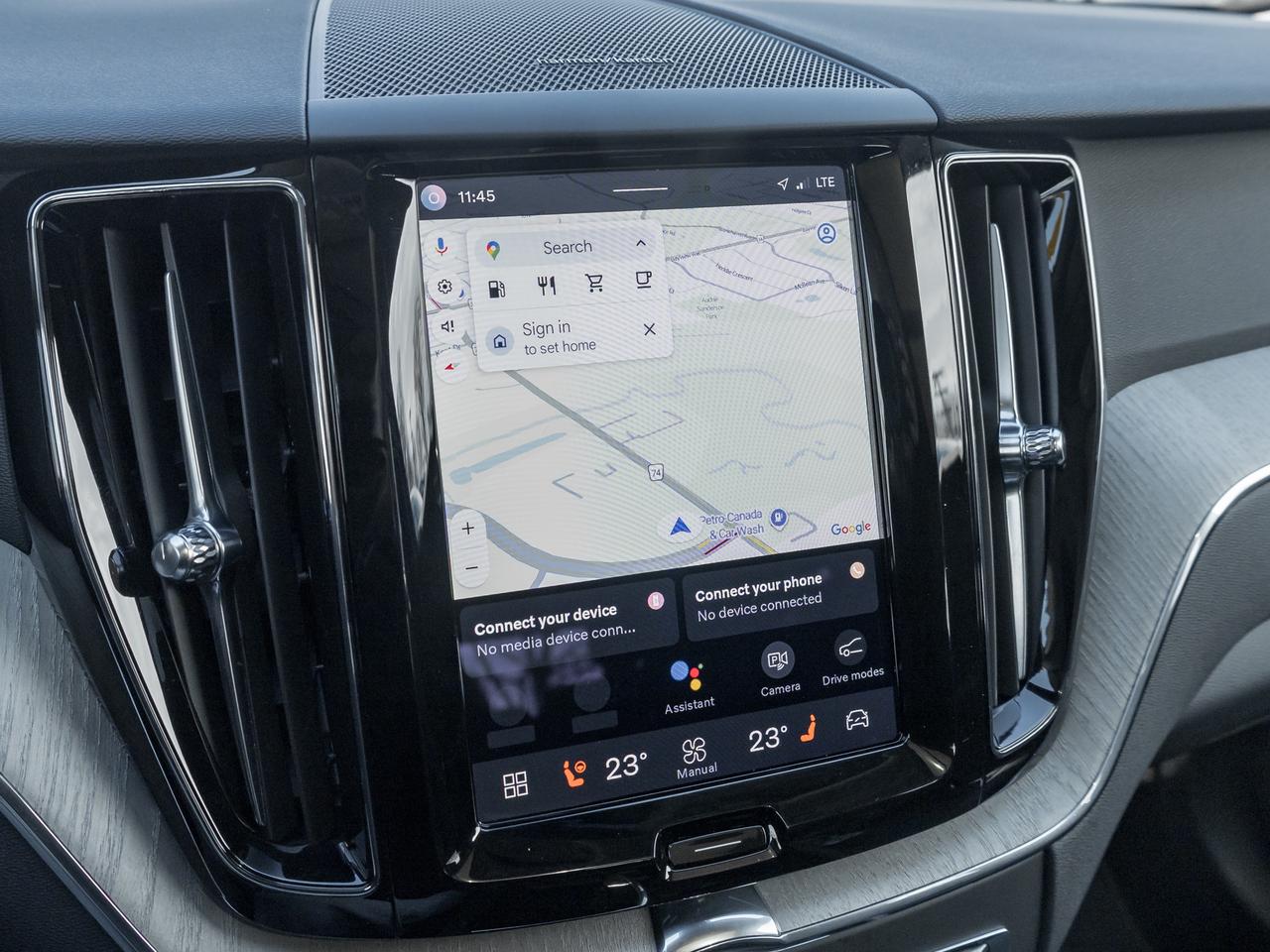 2025 Volvo XC60 B5 AWD PLUS  HARMAN KARDON  20" ALLOY WHEELS  CPO Photo