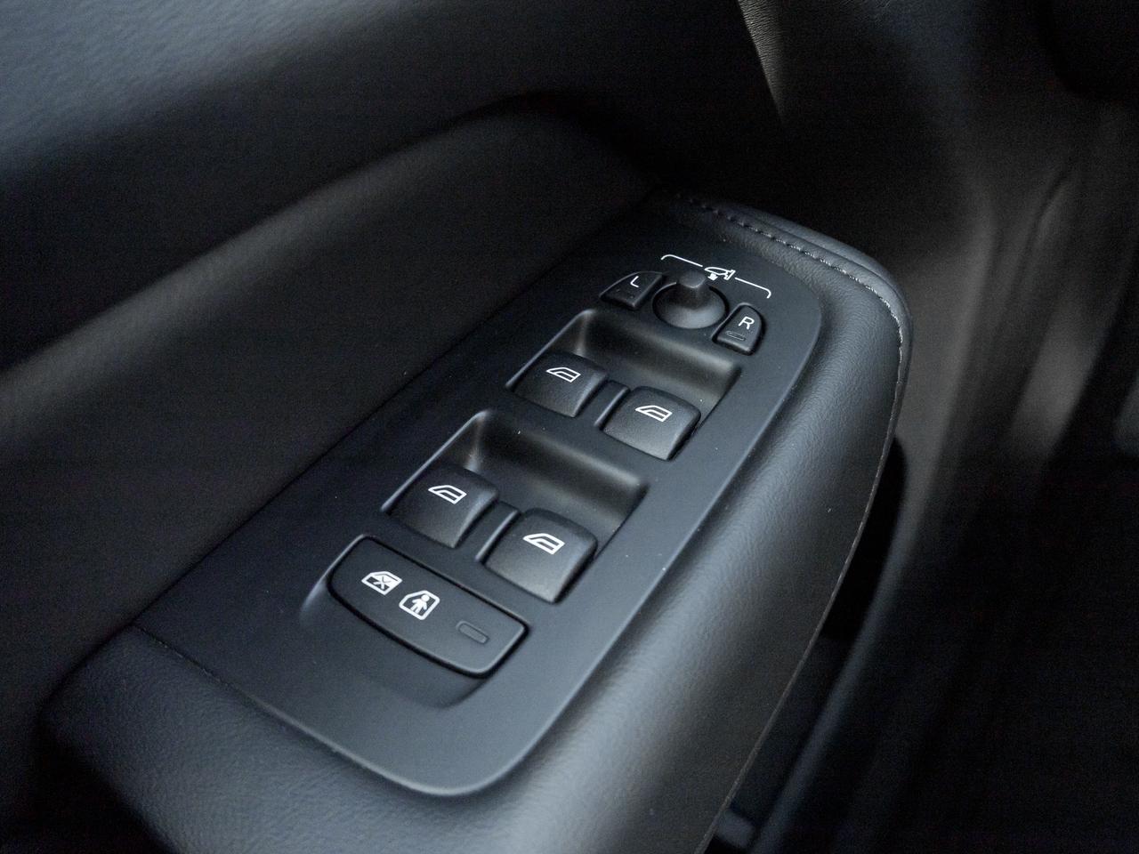 2025 Volvo XC60 B5 AWD PLUS  HARMAN KARDON  20" ALLOY WHEELS  CPO Photo