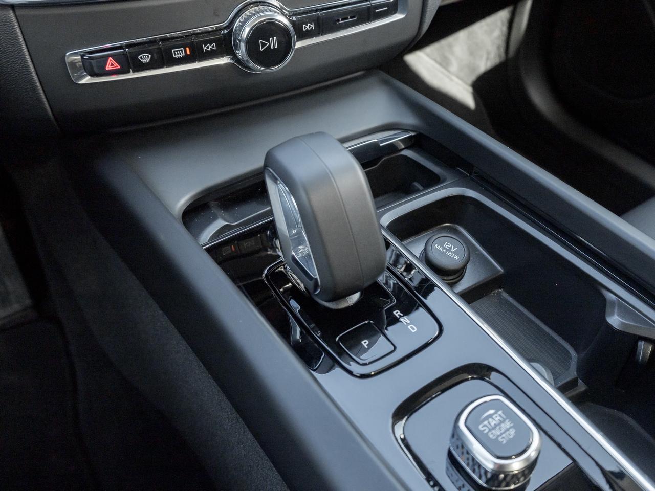 2025 Volvo XC60 B5 AWD PLUS  HARMAN KARDON  20" ALLOY WHEELS  CPO Photo