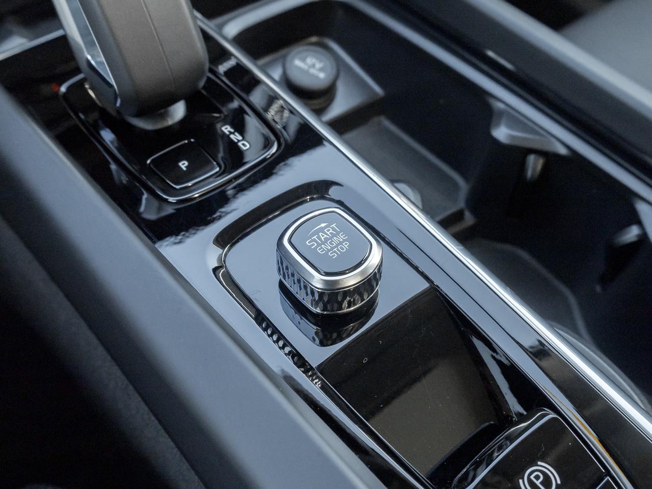 2025 Volvo XC60 B5 AWD PLUS  HARMAN KARDON  20" ALLOY WHEELS  CPO Photo