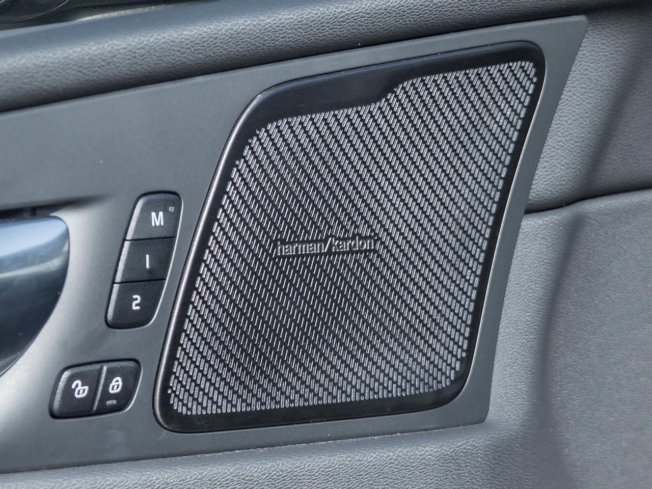 2025 Volvo XC60 B5 AWD PLUS  HARMAN KARDON  20" ALLOY WHEELS  CPO Photo