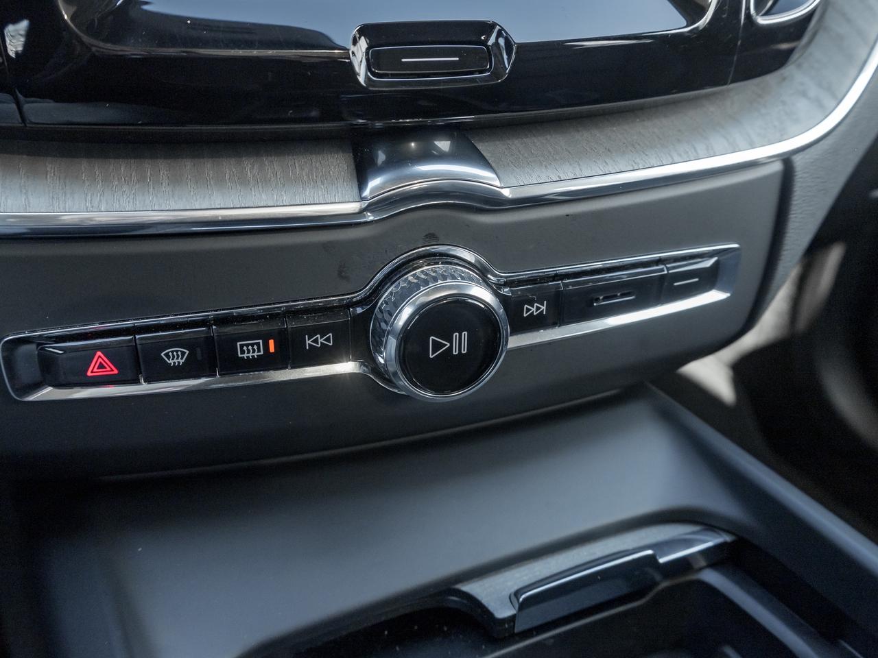 2025 Volvo XC60 B5 AWD PLUS  HARMAN KARDON  20" ALLOY WHEELS  CPO Photo