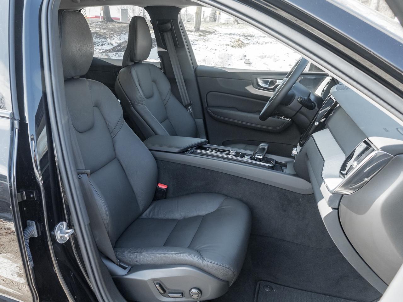 2025 Volvo XC60 B5 AWD PLUS  HARMAN KARDON  20" ALLOY WHEELS  CPO Photo