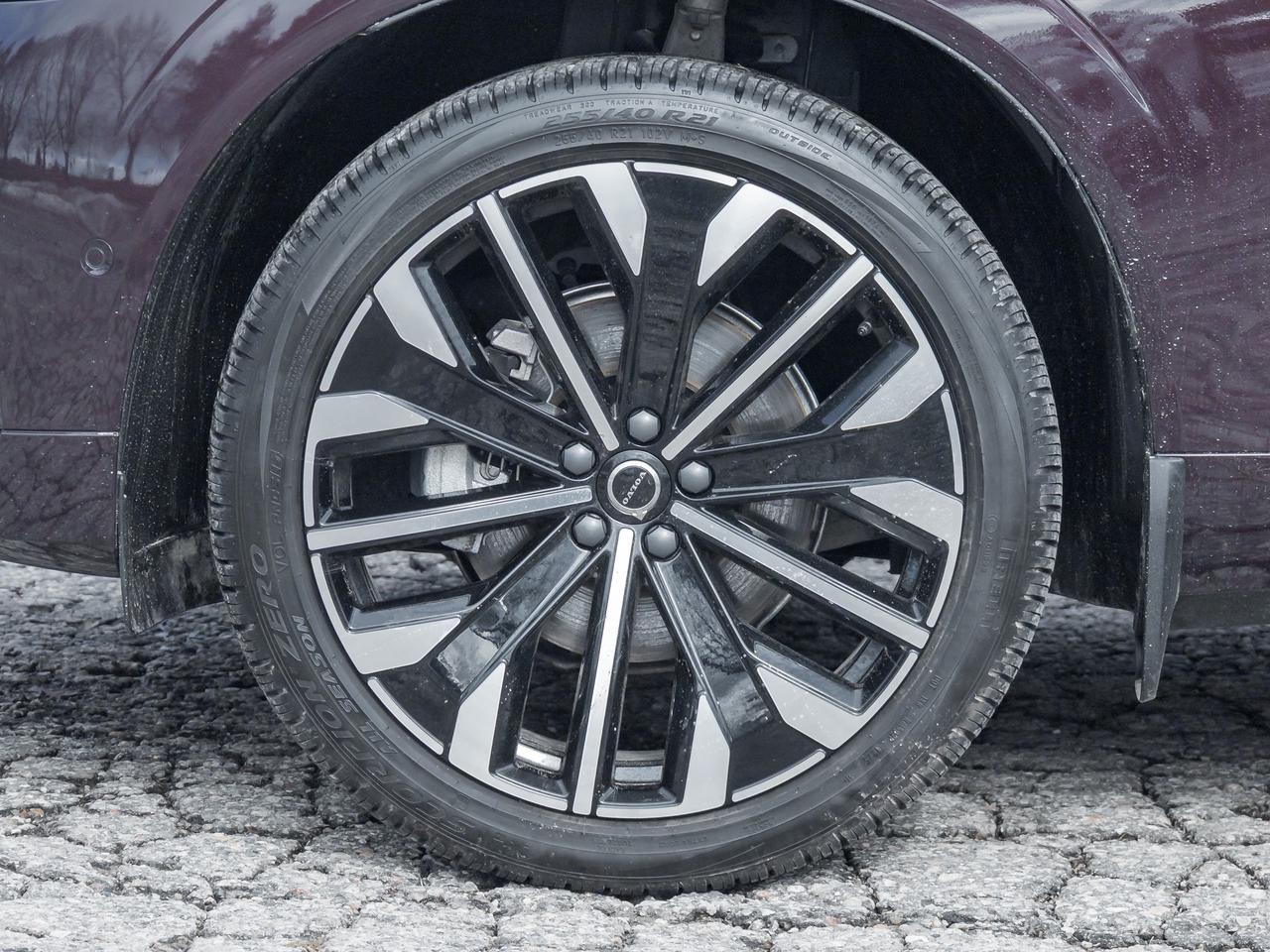 2026 Volvo XC60 B5 AWD ULTRA  BOWER & WILKINS  MASSAGE SEATS Photo3