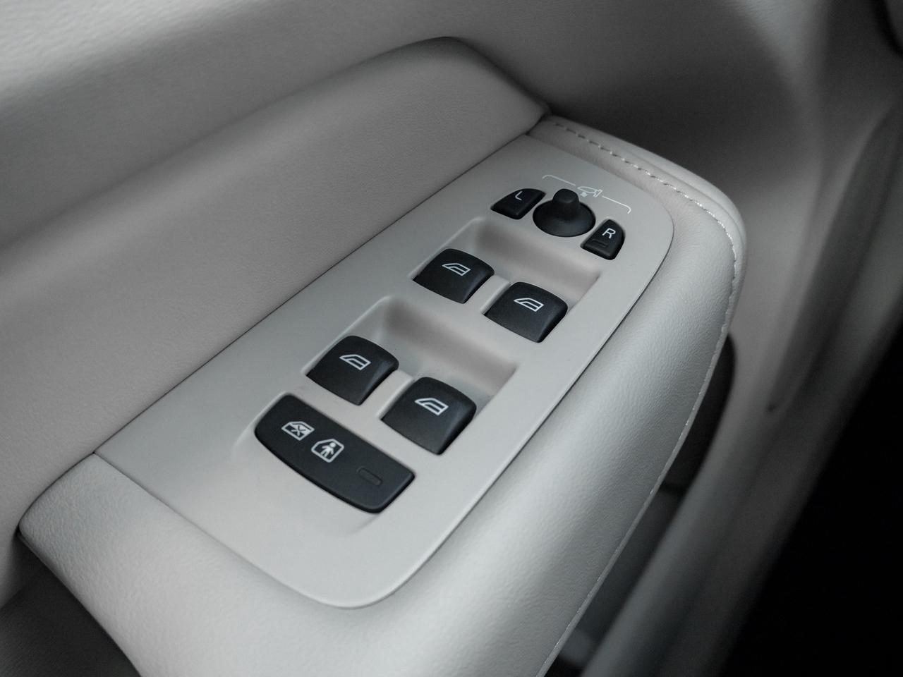 2026 Volvo XC60 B5 AWD ULTRA  BOWER & WILKINS  MASSAGE SEATS Photo