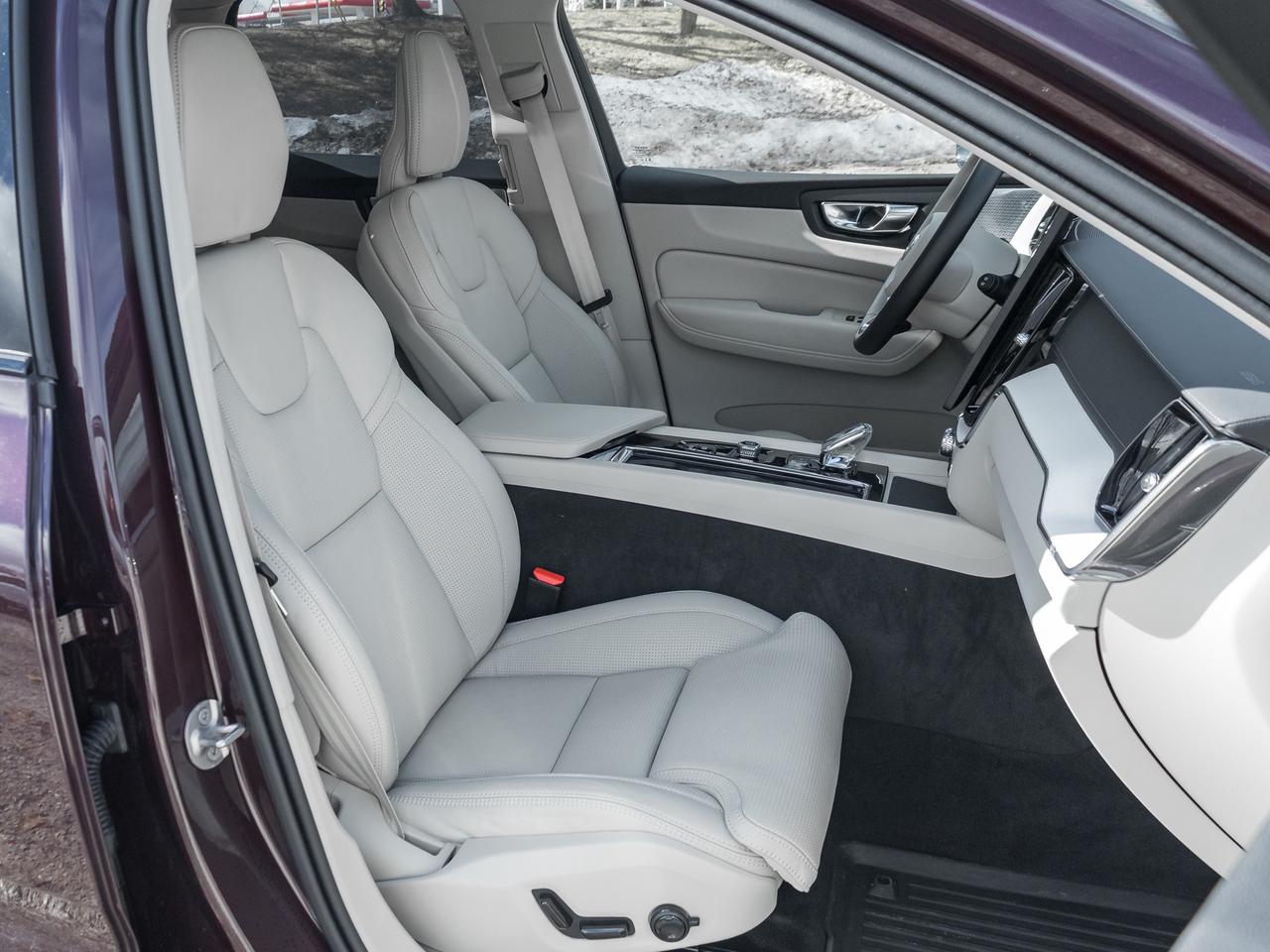 2026 Volvo XC60 B5 AWD ULTRA  BOWER & WILKINS  MASSAGE SEATS Photo