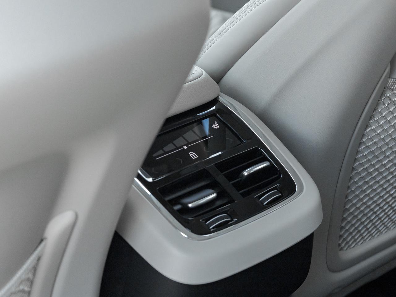 2026 Volvo XC60 B5 AWD ULTRA  BOWER & WILKINS  MASSAGE SEATS Photo