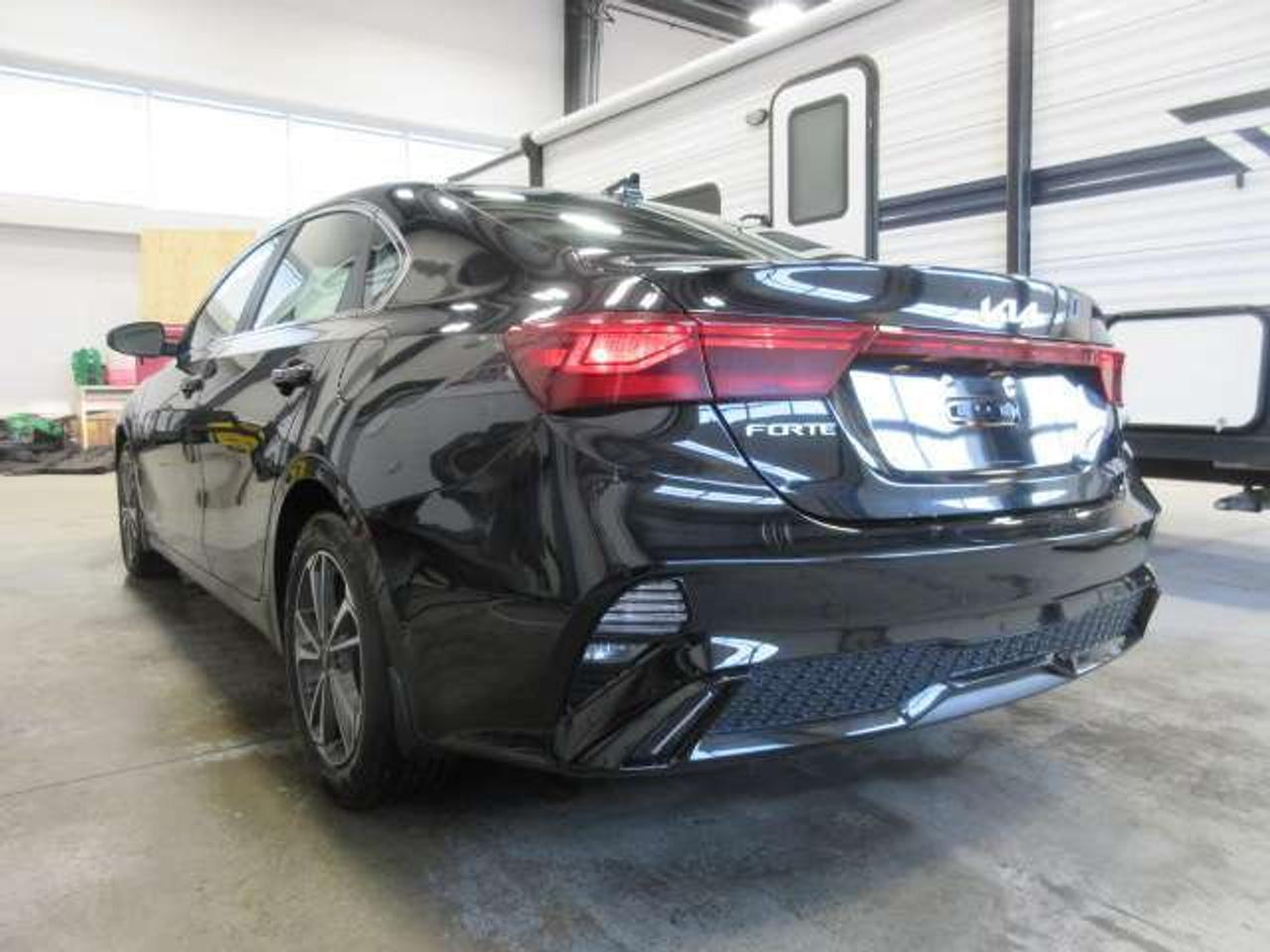 2024 Kia Forte EX, ALLOYS, A/C, HTD. SEATS, APPLE/ANDROID, 70K! Photo4