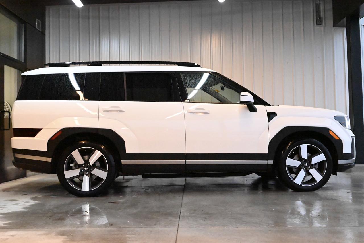 2025 Hyundai Santa Fe Hybrid 1-Owner / Preferred AWD w/Trend Pkg Photo