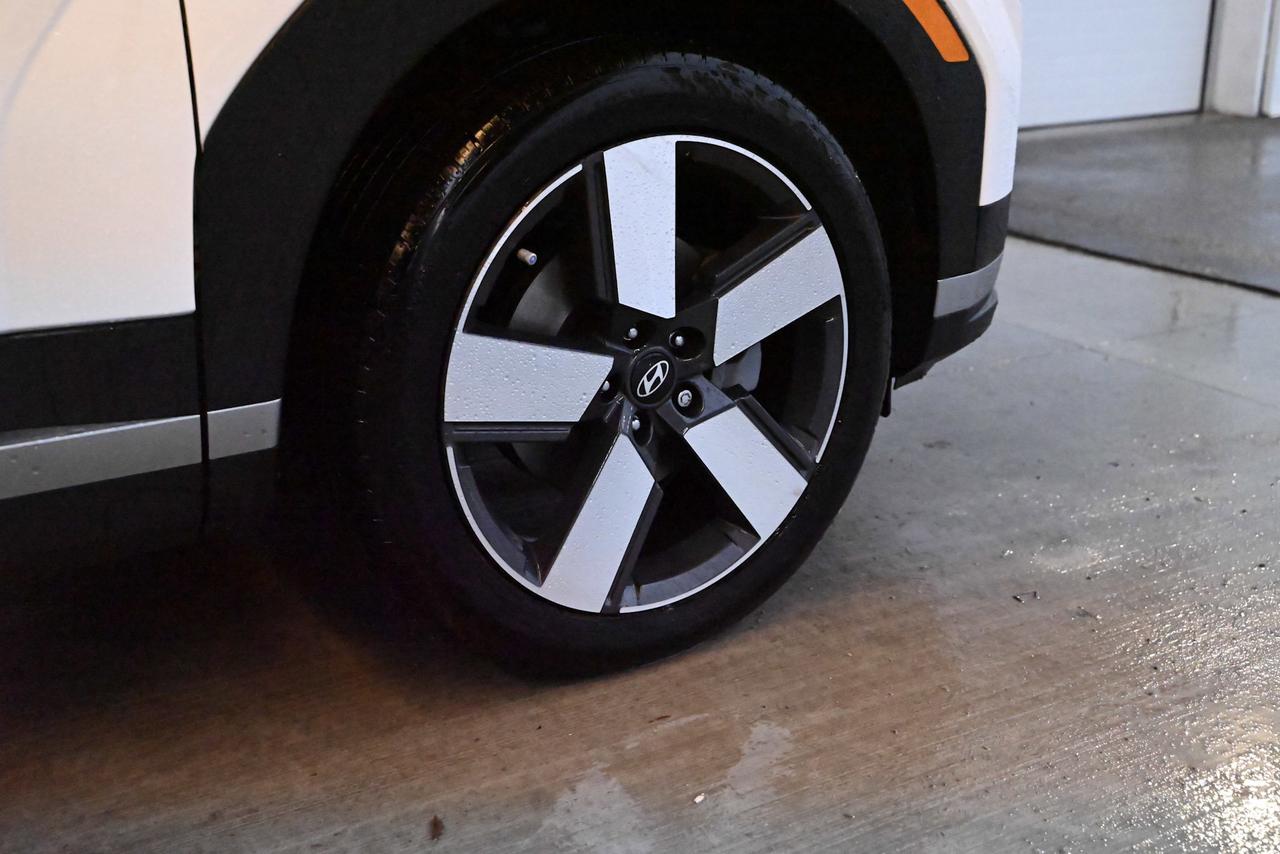 2025 Hyundai Santa Fe Hybrid 1-Owner / Preferred AWD w/Trend Pkg Photo