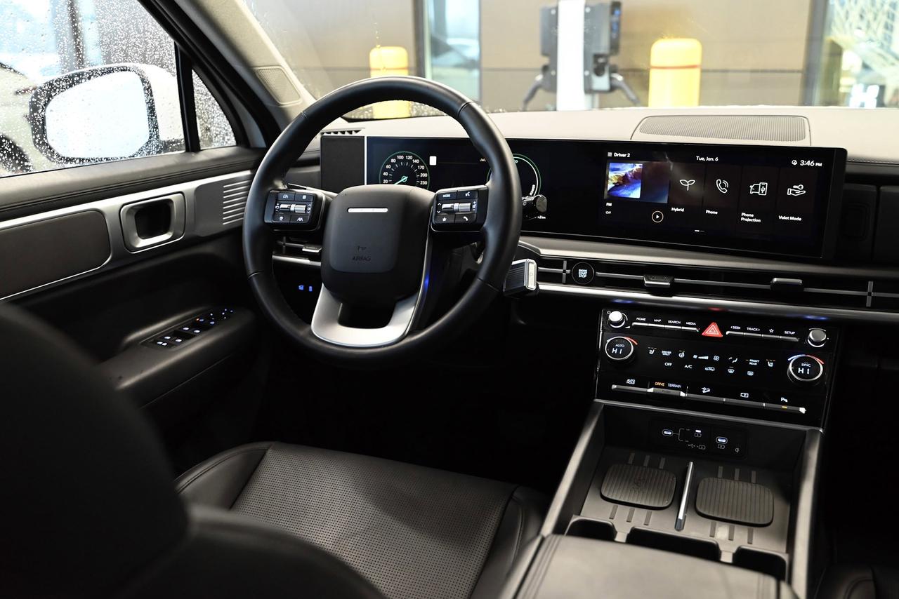 2025 Hyundai Santa Fe Hybrid 1-Owner / Preferred AWD w/Trend Pkg Photo