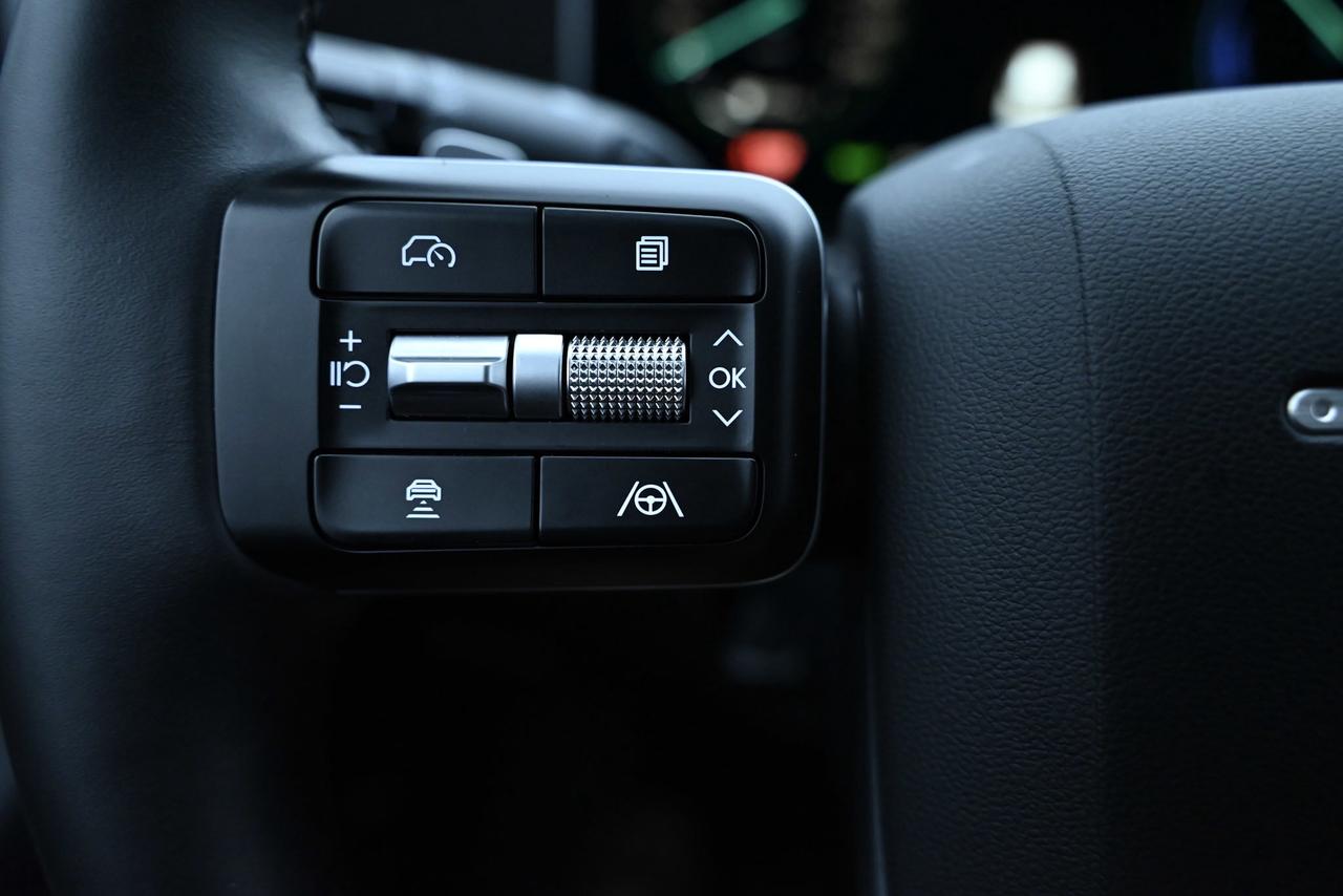 2025 Hyundai Santa Fe Hybrid 1-Owner / Preferred AWD w/Trend Pkg Photo