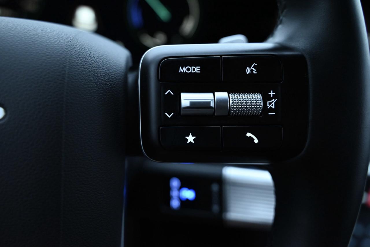 2025 Hyundai Santa Fe Hybrid 1-Owner / Preferred AWD w/Trend Pkg Photo