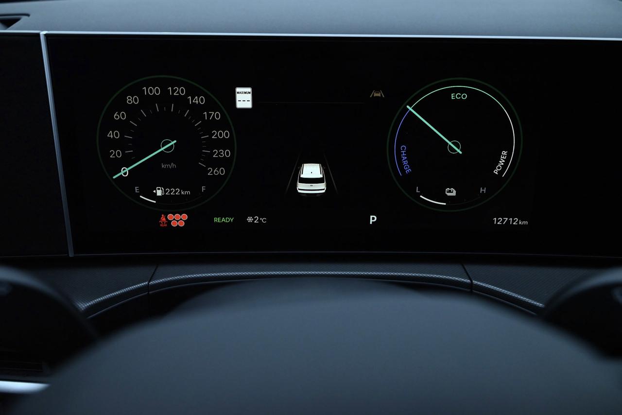 2025 Hyundai Santa Fe Hybrid 1-Owner / Preferred AWD w/Trend Pkg Photo