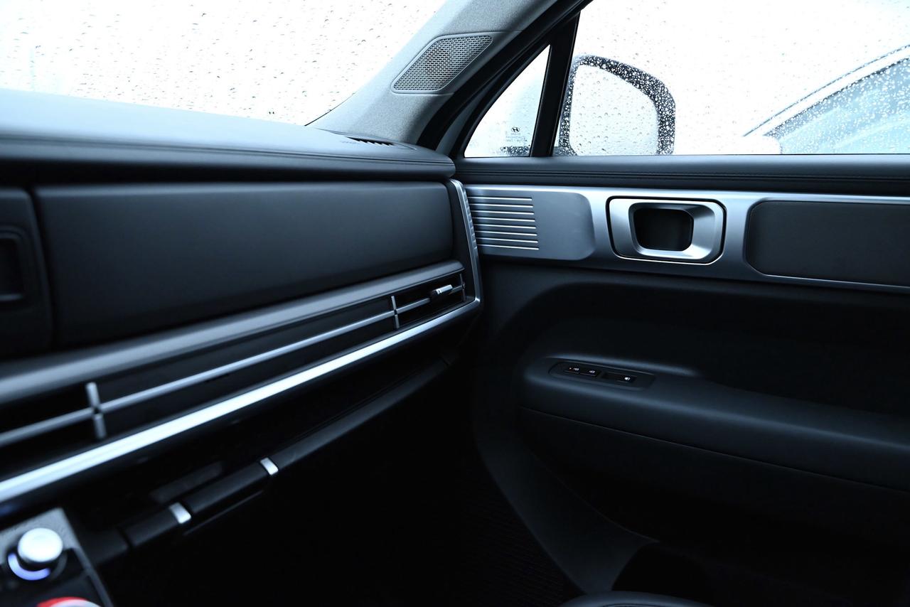 2025 Hyundai Santa Fe Hybrid 1-Owner / Preferred AWD w/Trend Pkg Photo