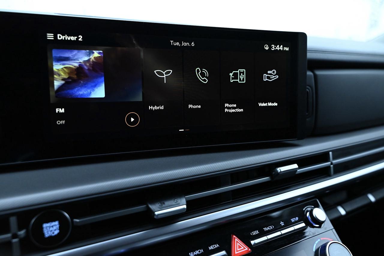 2025 Hyundai Santa Fe Hybrid 1-Owner / Preferred AWD w/Trend Pkg Photo