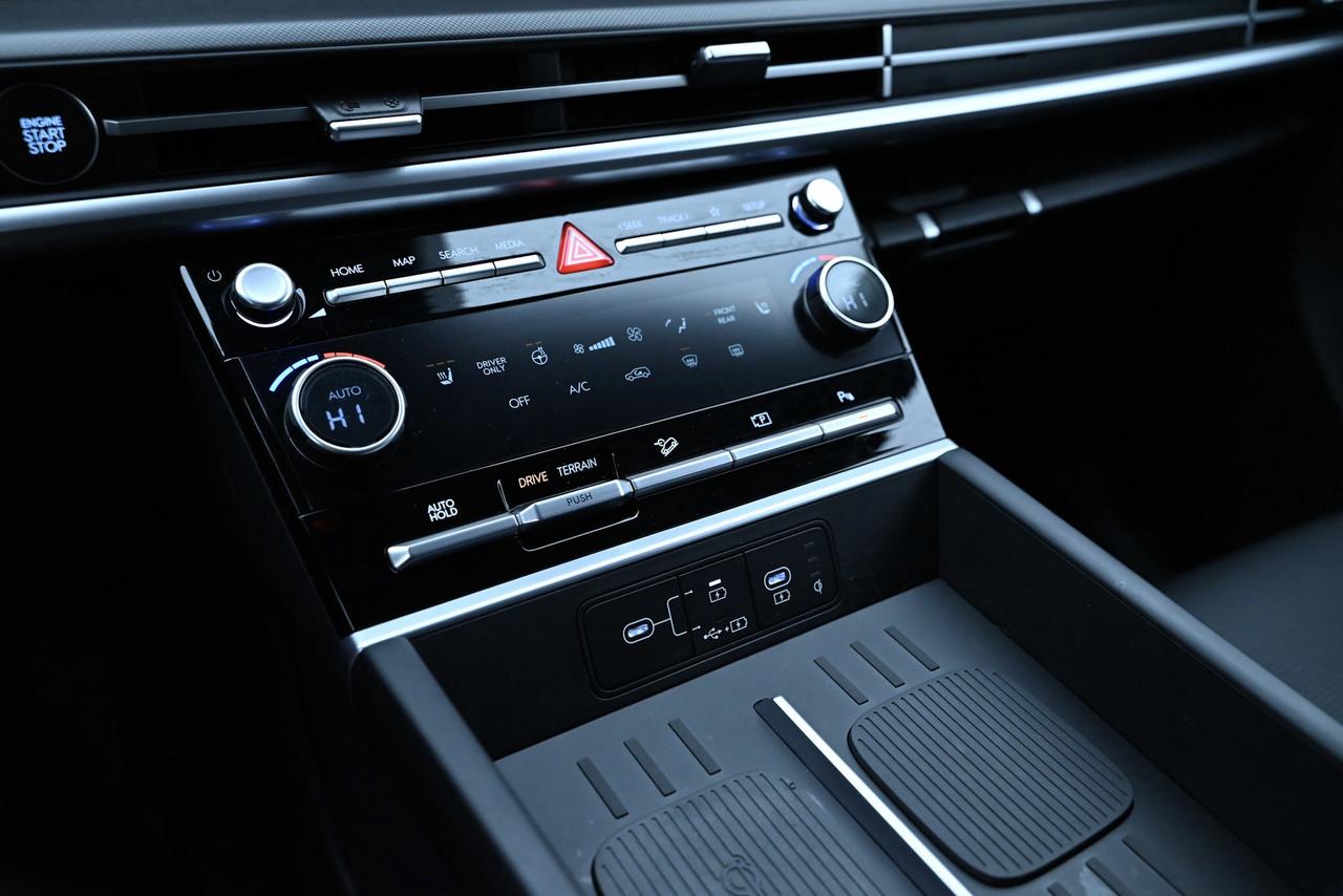 2025 Hyundai Santa Fe Hybrid 1-Owner / Preferred AWD w/Trend Pkg Photo