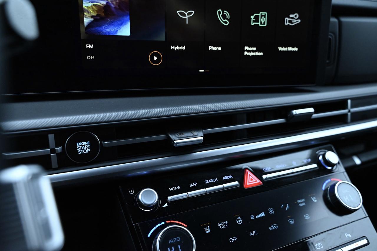 2025 Hyundai Santa Fe Hybrid 1-Owner / Preferred AWD w/Trend Pkg Photo