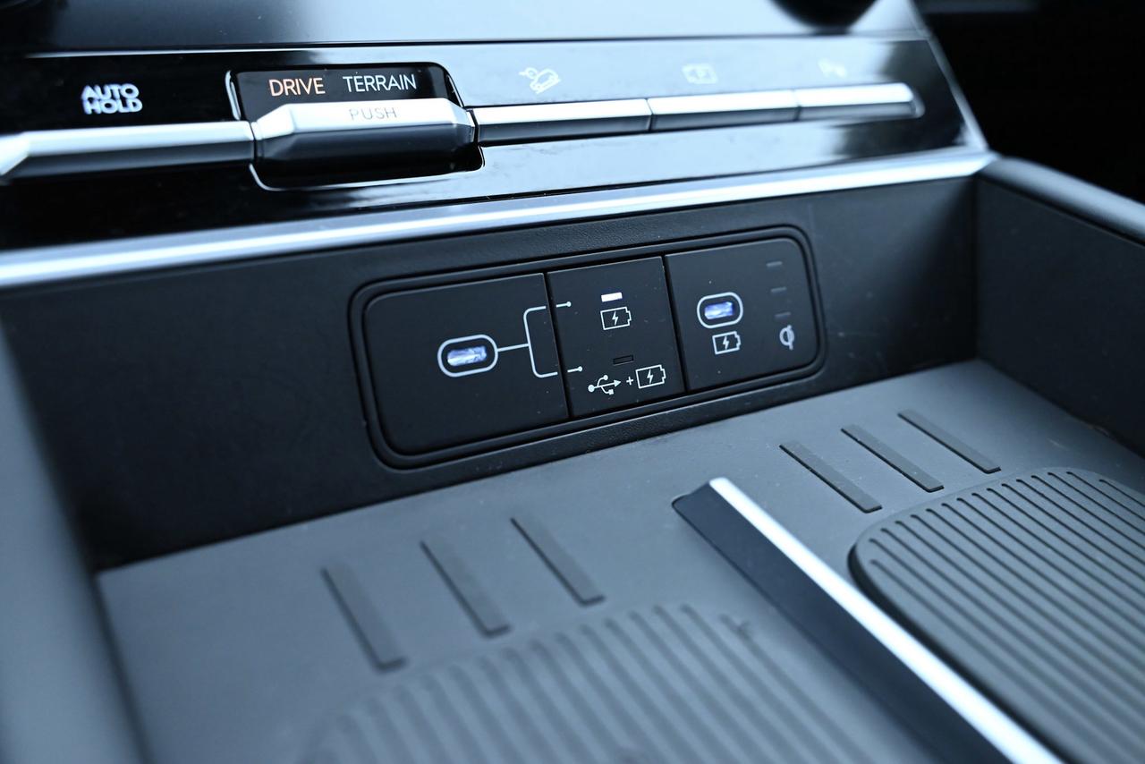 2025 Hyundai Santa Fe Hybrid 1-Owner / Preferred AWD w/Trend Pkg Photo