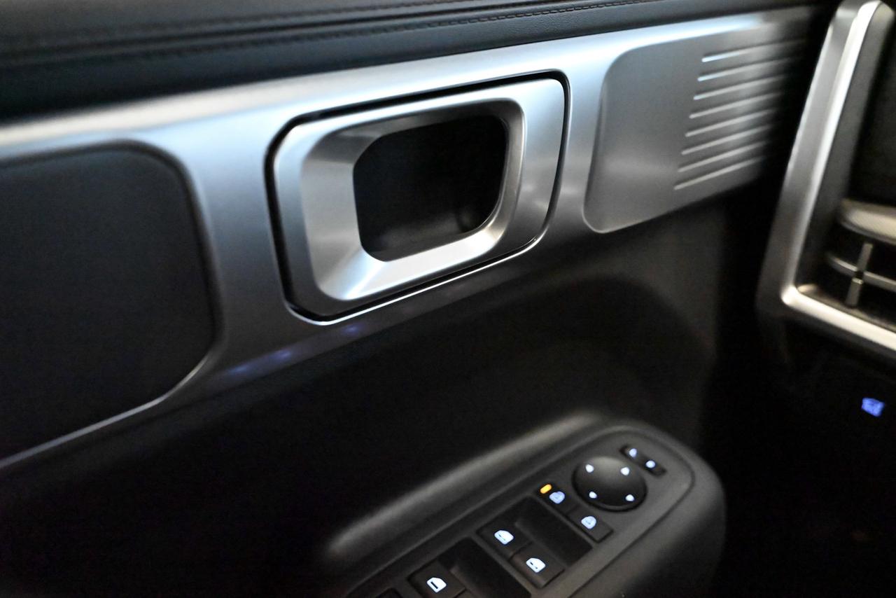 2025 Hyundai Santa Fe Hybrid 1-Owner / Preferred AWD w/Trend Pkg Photo