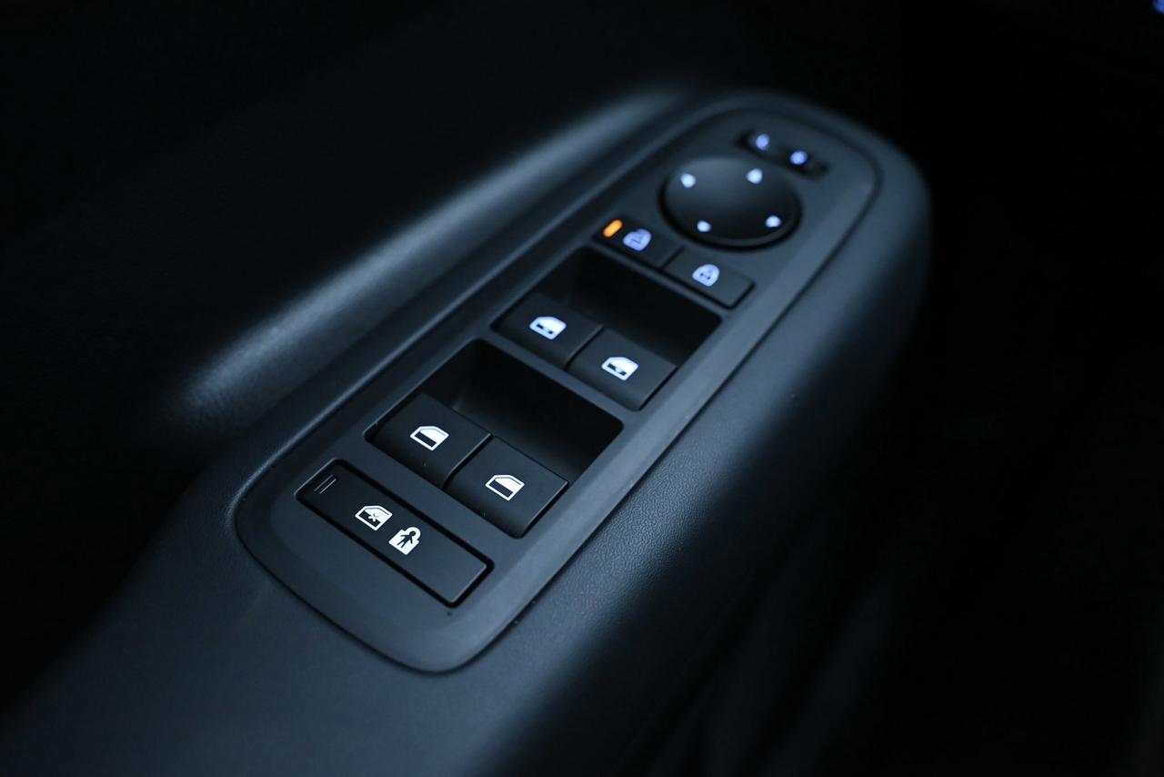 2025 Hyundai Santa Fe Hybrid 1-Owner / Preferred AWD w/Trend Pkg Photo