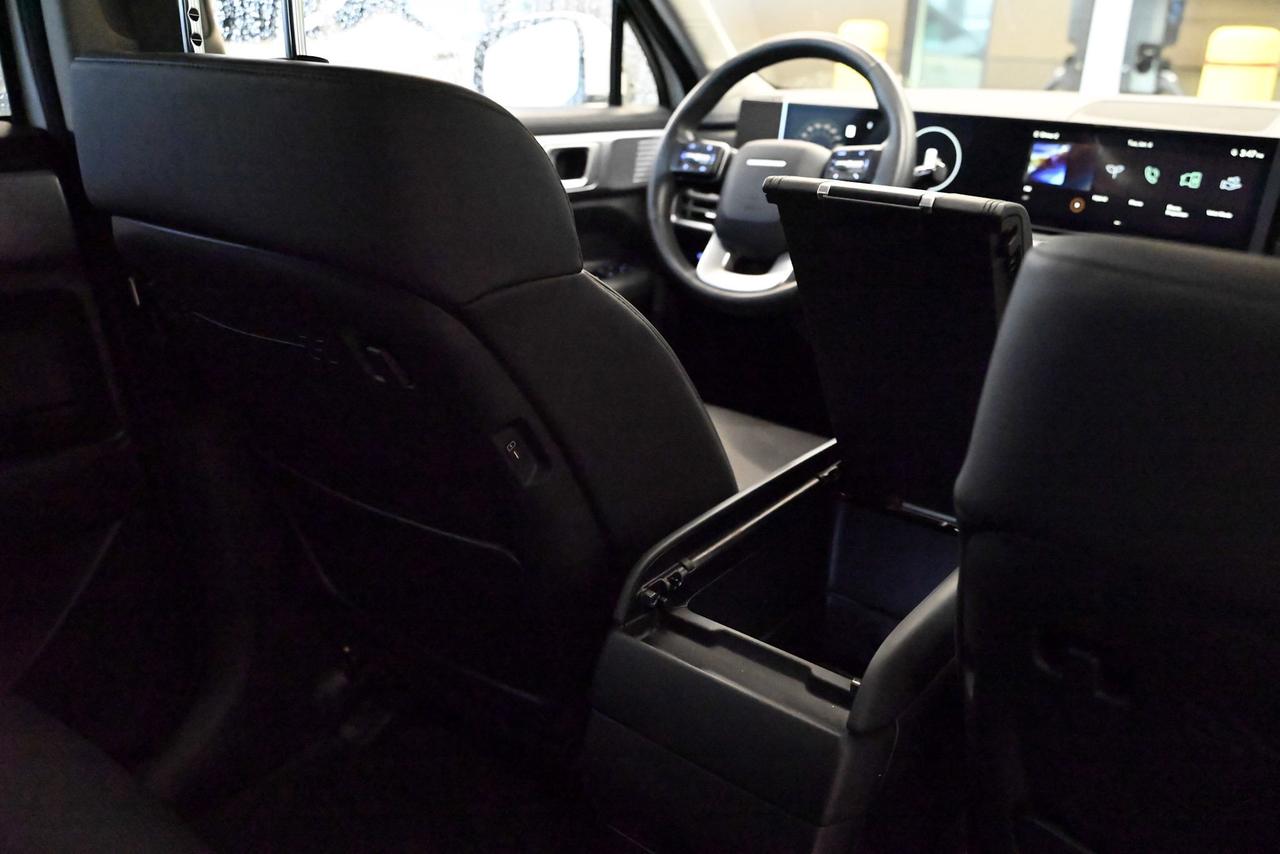 2025 Hyundai Santa Fe Hybrid 1-Owner / Preferred AWD w/Trend Pkg Photo