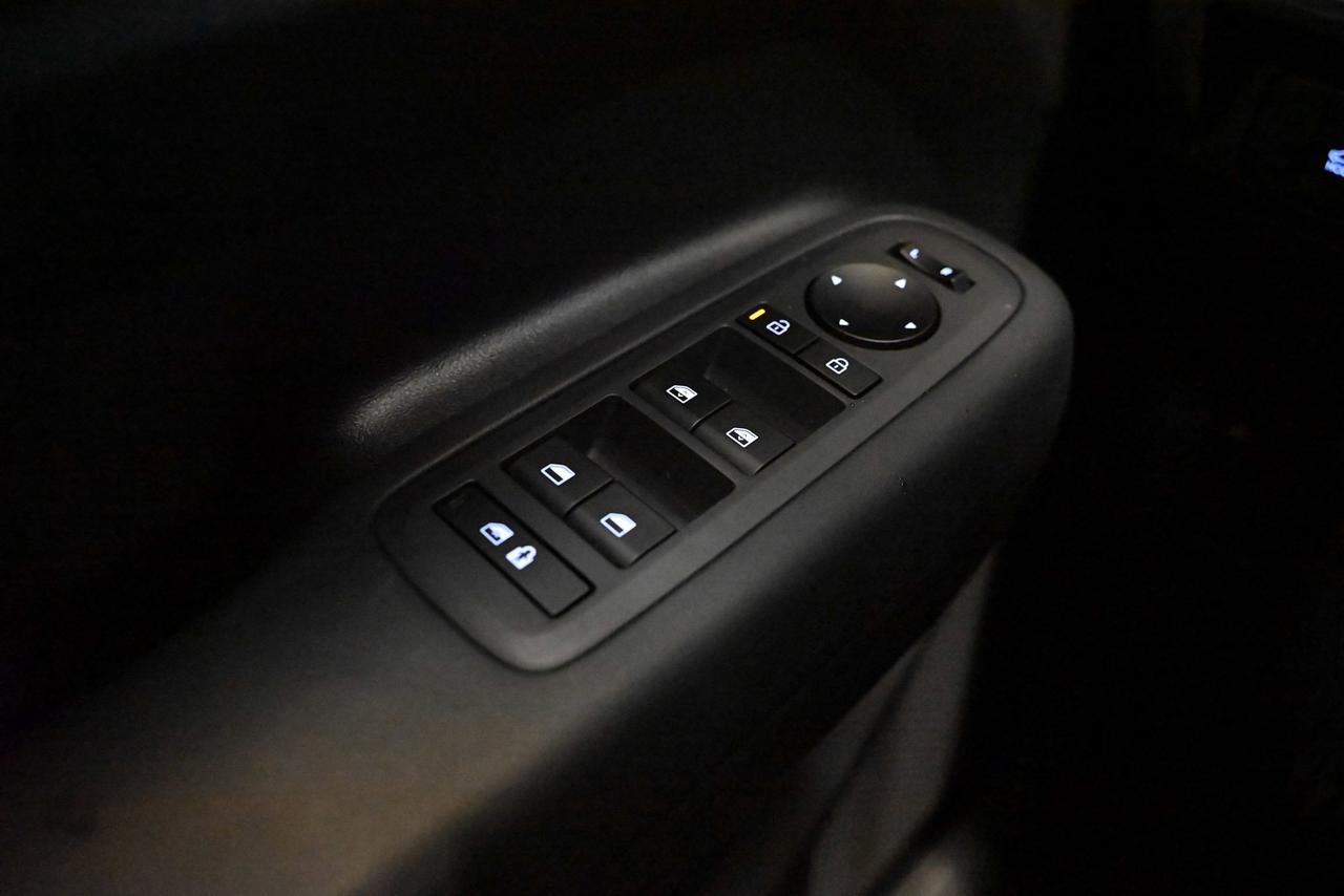 2025 Hyundai Santa Fe Hybrid 1-Owner / Preferred AWD w/Trend Pkg Photo