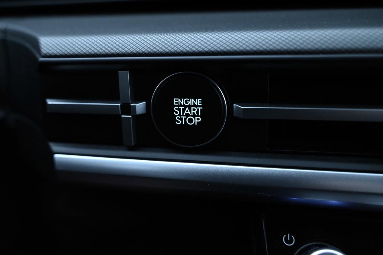 2025 Hyundai Santa Fe Hybrid 1-Owner / Preferred AWD w/Trend Pkg Photo