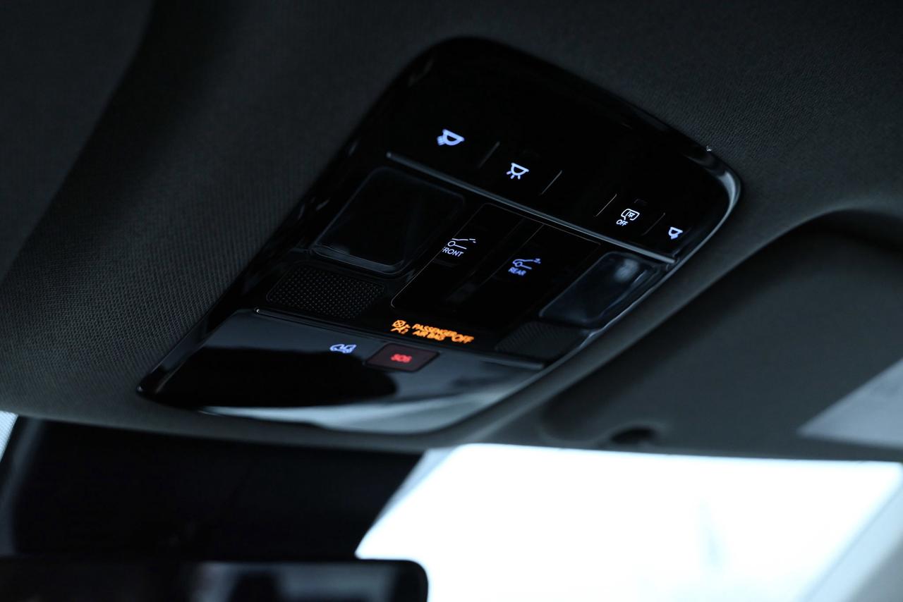 2025 Hyundai Santa Fe Hybrid 1-Owner / Preferred AWD w/Trend Pkg Photo