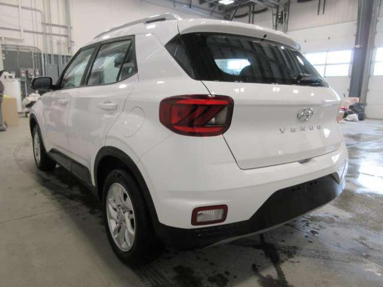 2024 Hyundai Venue PREFERRED, HTD. SEATS, APPLE/ANDROID, A/C, 74K! Photo4