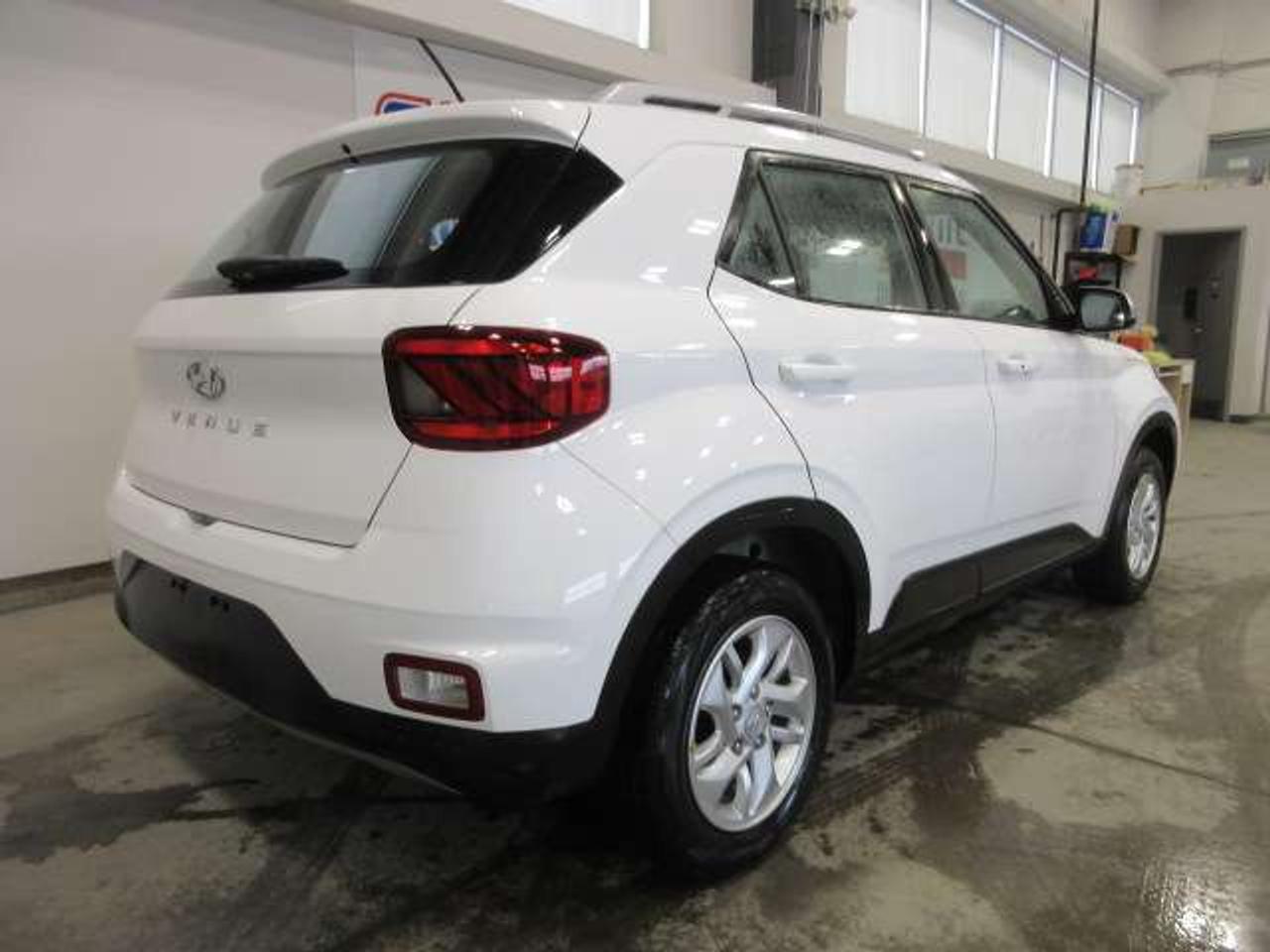 2024 Hyundai Venue PREFERRED, HTD. SEATS, APPLE/ANDROID, A/C, 74K! Photo