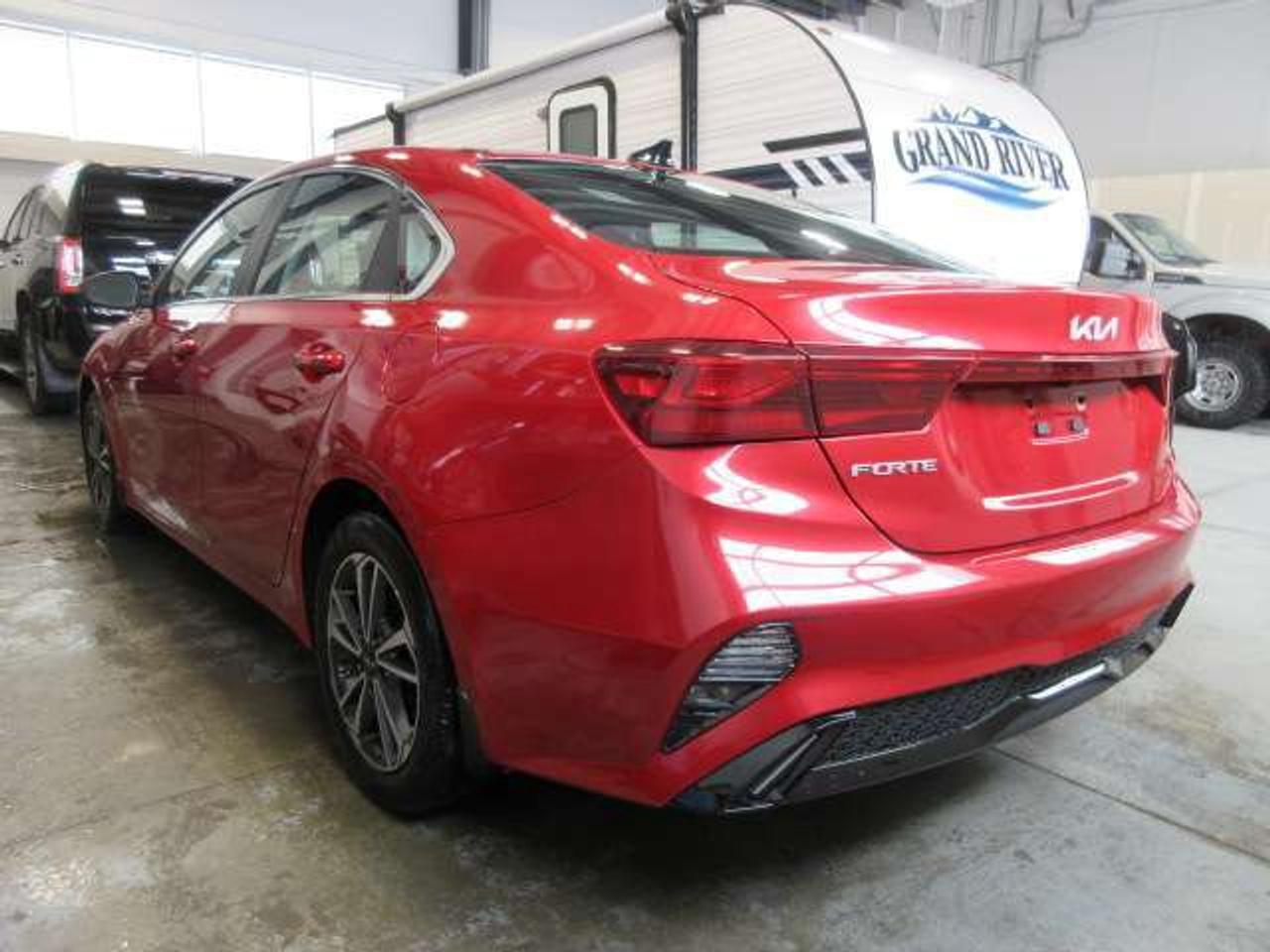 2024 Kia Forte EX, HTD. SEATS, A/C, ALLOYS, APPLE/ANDROID, 59K! Photo4
