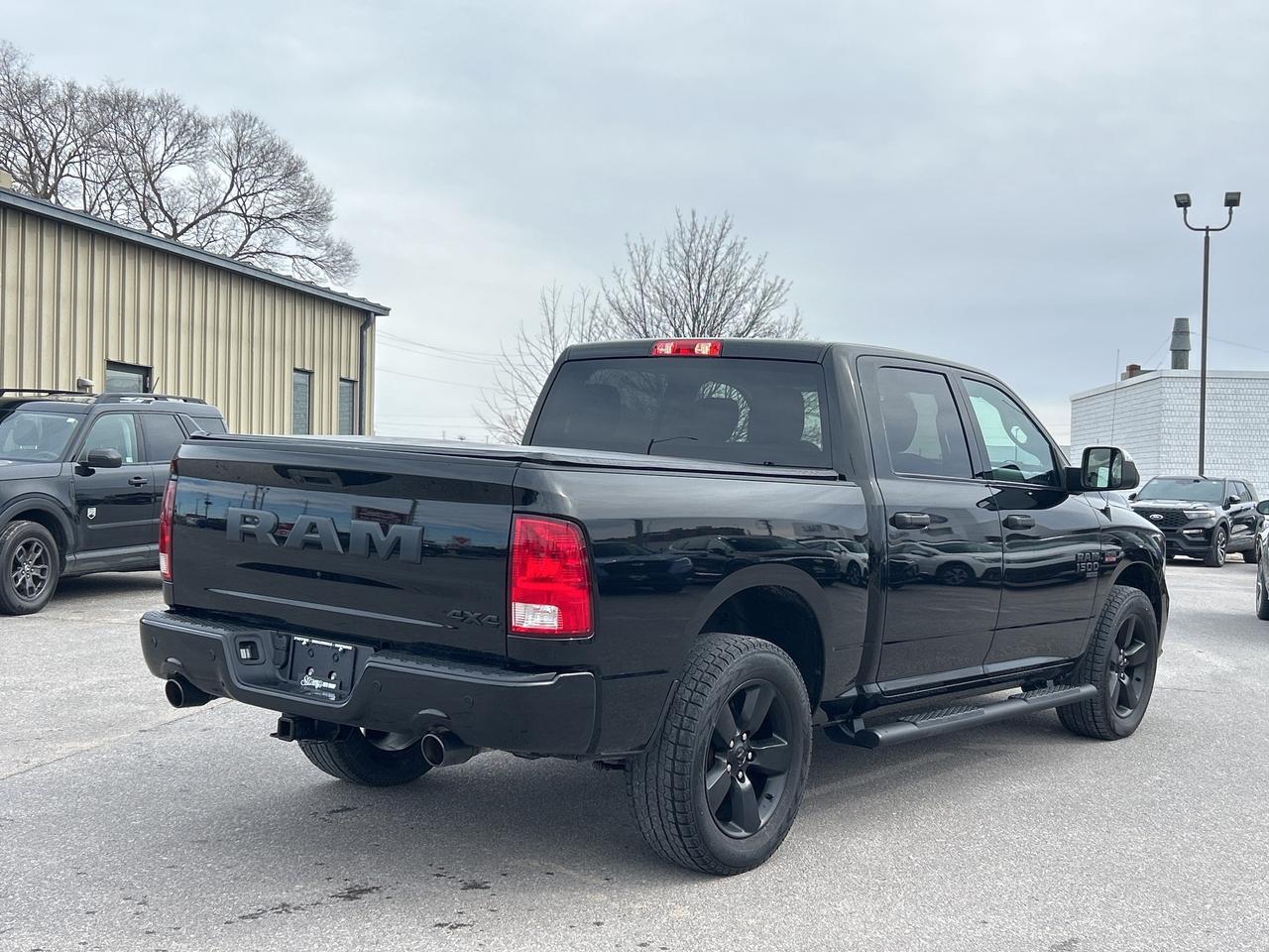 2022 RAM 1500 Classic EXPRESS Photo4