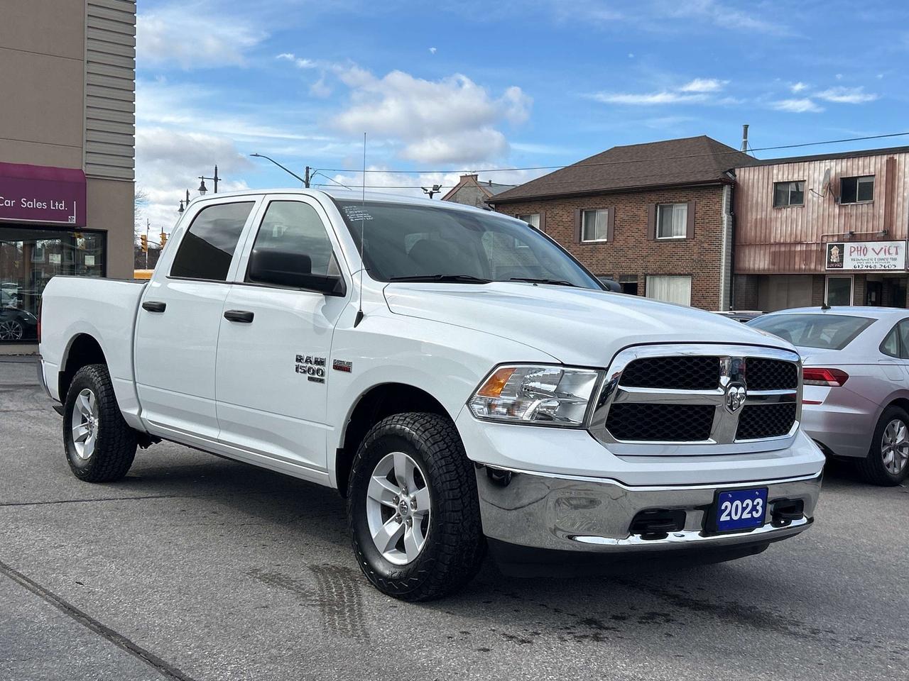 2023 RAM 1500 SLT HEMI 4x4 V8!! CALL NAPANEE 613-354-2100 Photo