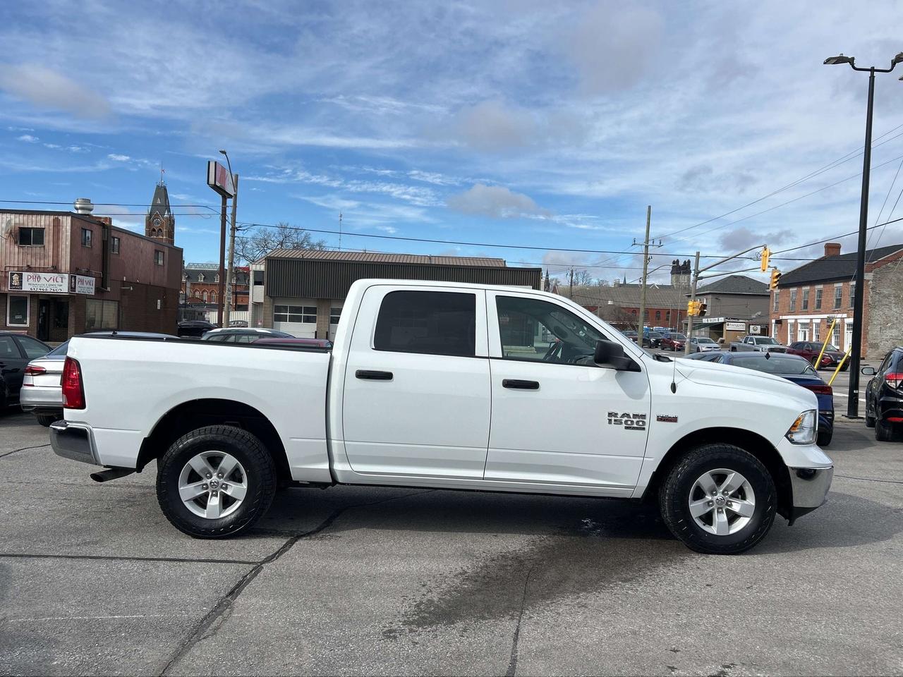 2023 RAM 1500 SLT HEMI 4x4 V8!! CALL NAPANEE 613-354-2100 Photo