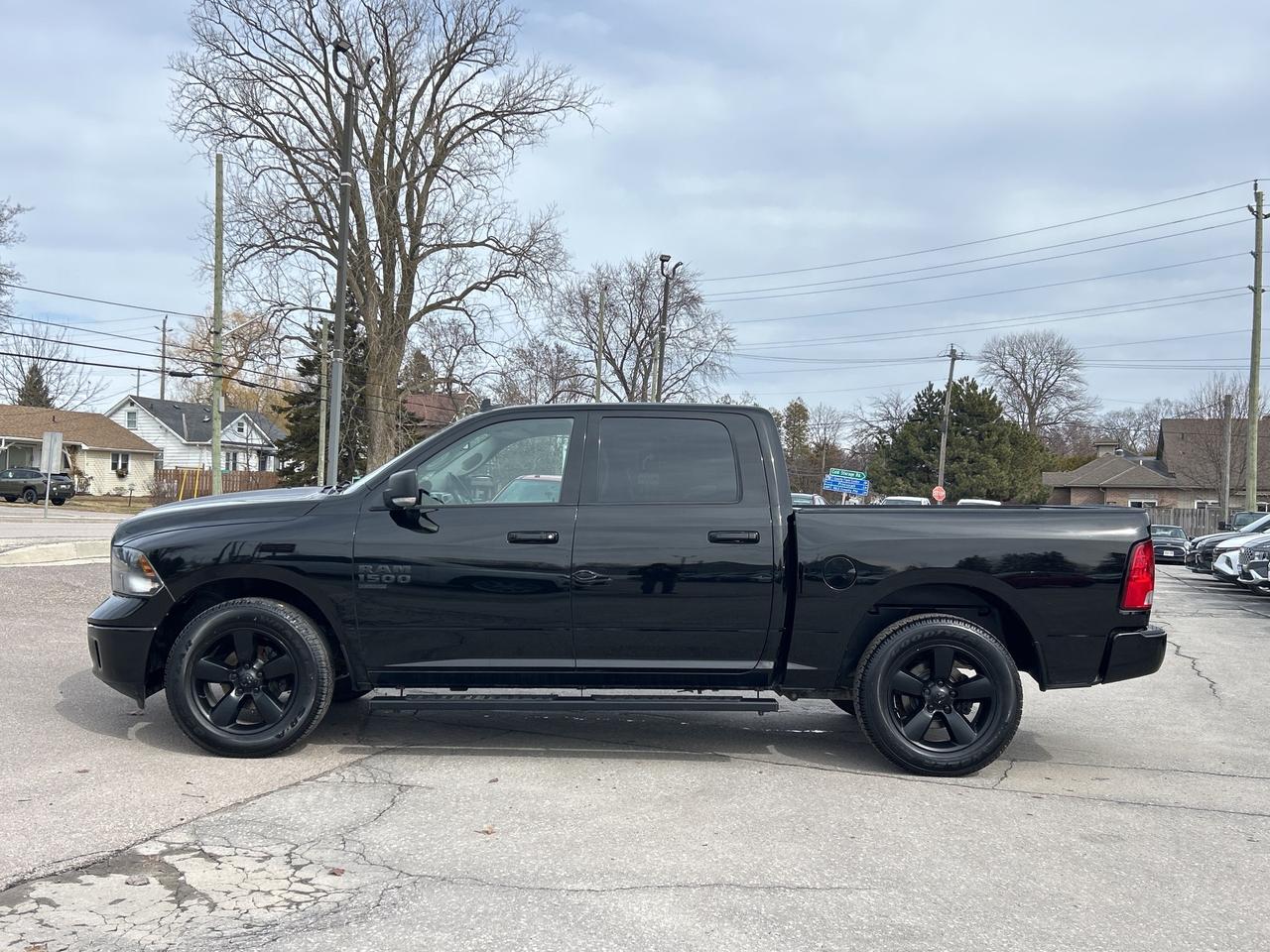 2022 RAM 1500 Classic SLT 3.6L/4X4  CALL NAPANEE 613-354-2100 Photo