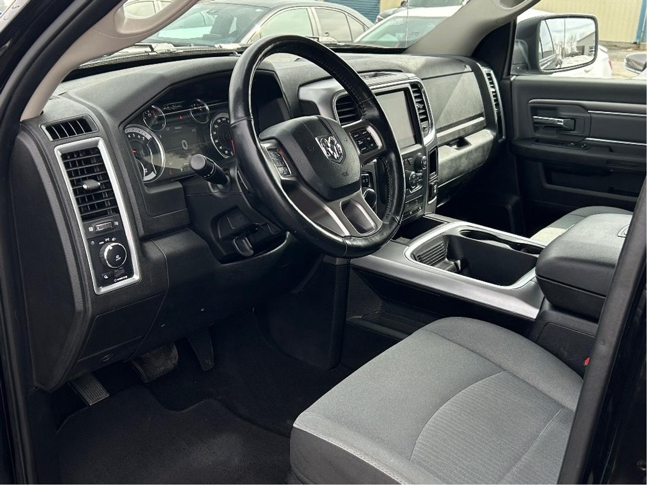2022 RAM 1500 Classic SLT 3.6L/4X4  CALL NAPANEE 613-354-2100 Photo